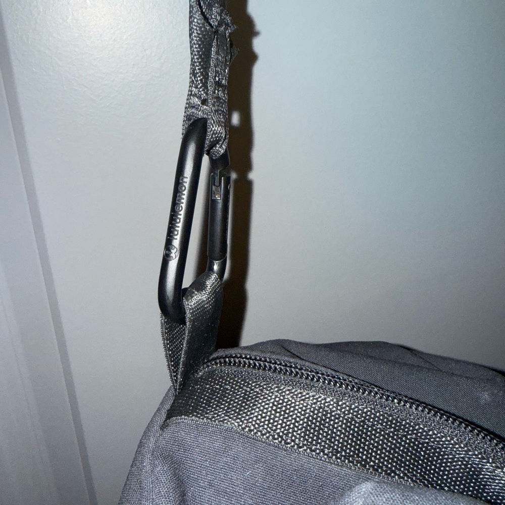 lululemon athletica Black Command the Day Duffle Bag 37ml - Picture 6 of 12
